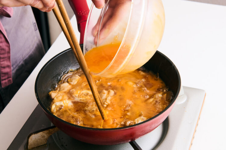 残りの溶き卵3分の1の量も回し入れる